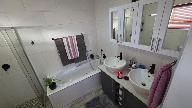 3 Bedroom Property for Sale in Reebok Western Cape
